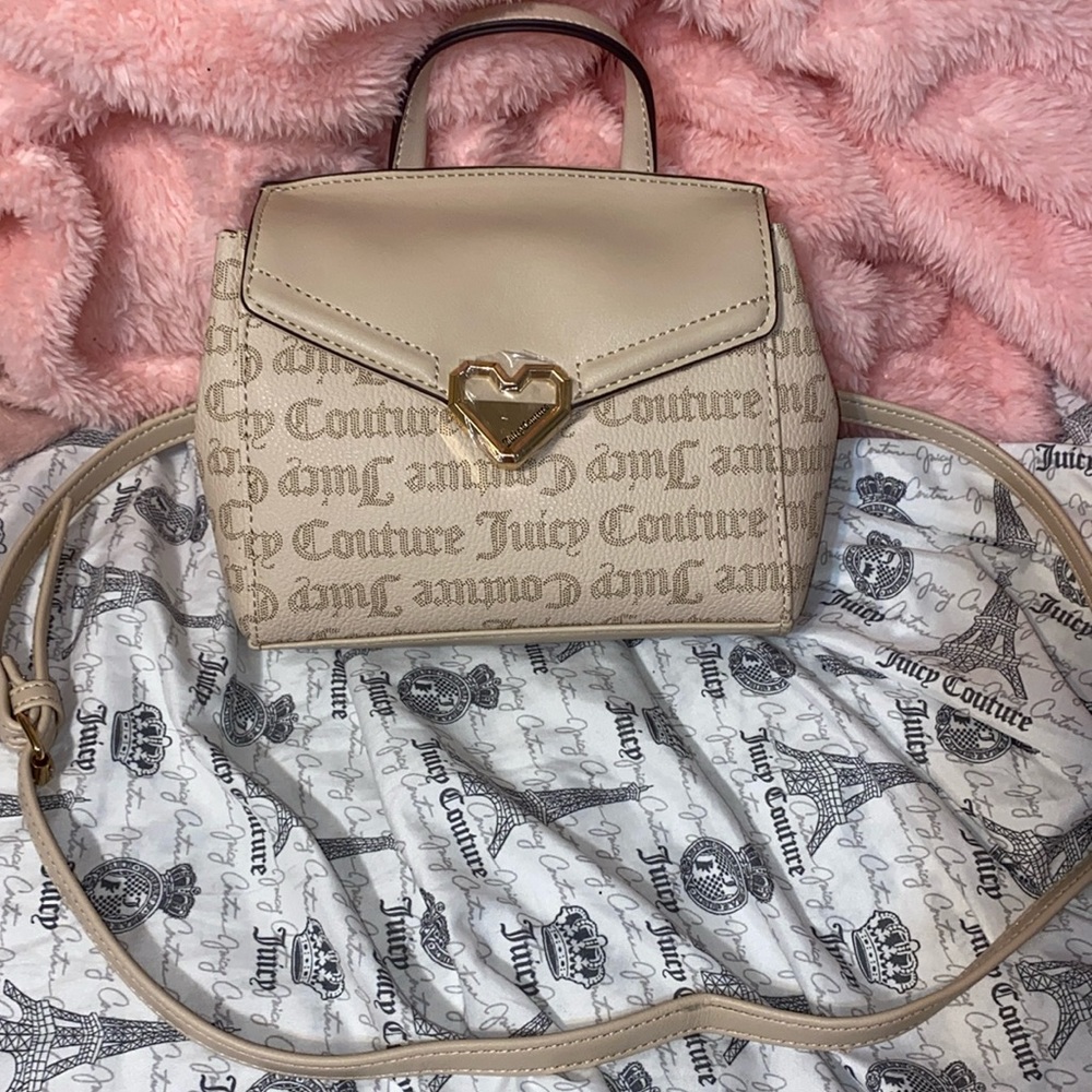 JUICY COUTURE 👑✨🤍 MODERN CHIC FLAP CROSSBODY IN SANDSTONE GOTHIC 🤍✨👑👛